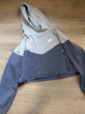 Nike Two-Tone Cropped Hoodie - Light Gray & Navy Blue